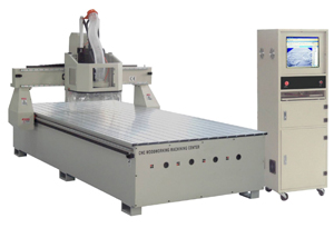 채널사인 가공에 적합한 ‘파워 CNC라우터’. 빠른 가공 속도를 자랑한다. 