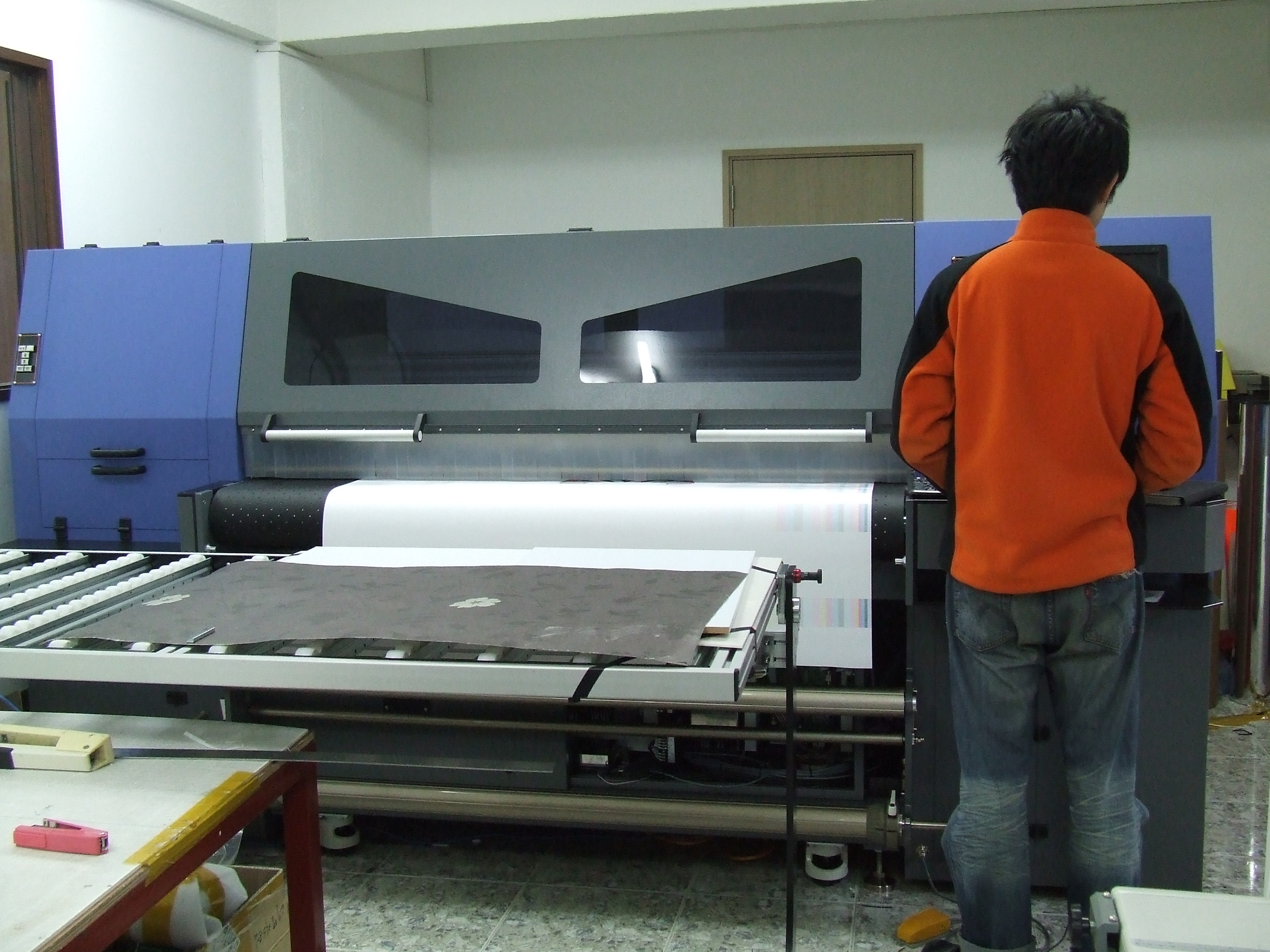 지난해 12월 말 도입한 대영시스템의 UV경화 프린터 '라스코 UV160'. 오퍼레이터가 소재 테스트 작업을 하고 있다.